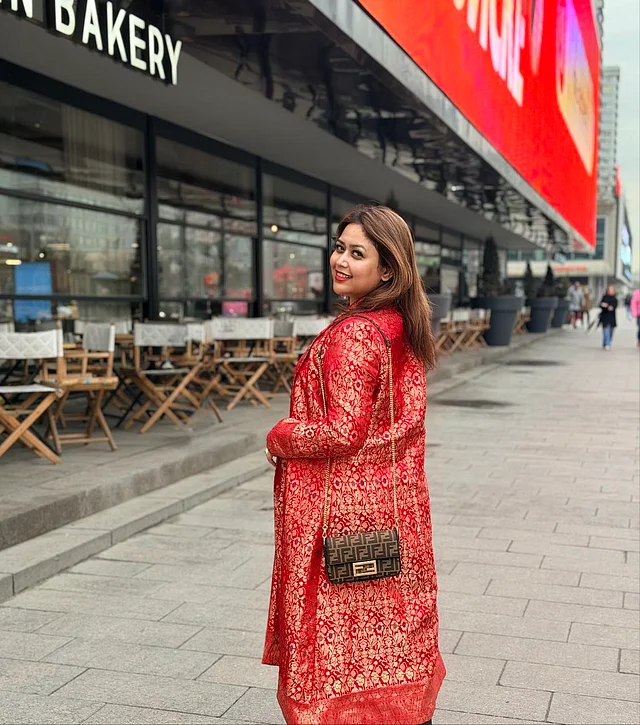 ক্যারি করেছেন তিনি এই কাতান কোট যথার্থভাবে