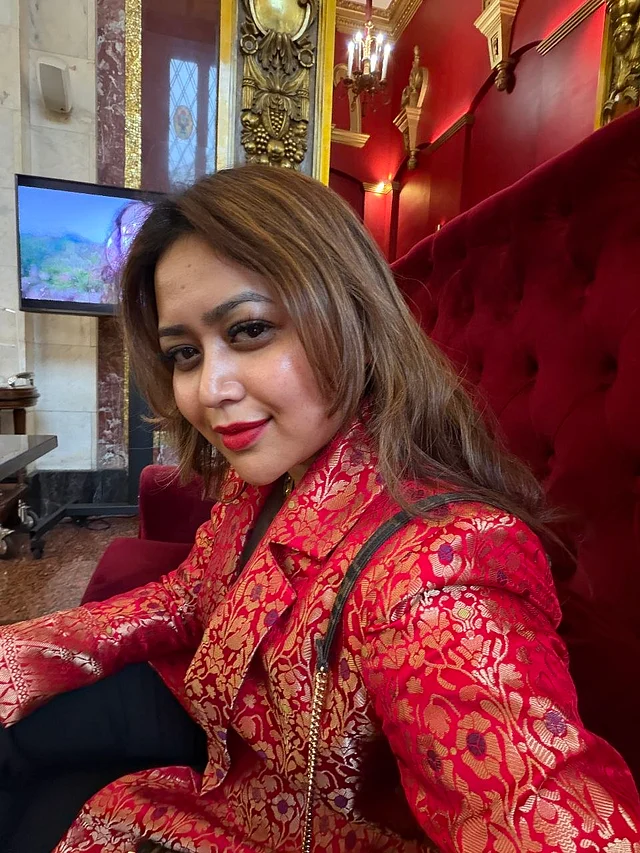 তাঁতে বিশেষভাবে কাপড় বুনে বানানো হয়েছে এই লাল কোট।আর একদম আদি বেনারসি মোটিফে সাজানো হয়েছে