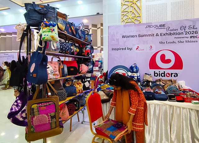 বিদোরার ডেনিম ফ্যাব্রিকের ব্যাগ অবশ্যই আপনার কালেকশনে থাকা চাই। তাই চলে আসুন তাঁদের আকর্ষণীয় ডিজাইনের ব্যাগগুলো দেখতে