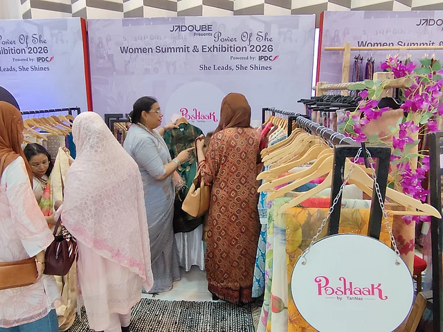পোশাক বাই তান্না'স এর হ্যান্ড পেইন্টিং শাড়ি মানেই ভিন্ন কিছু