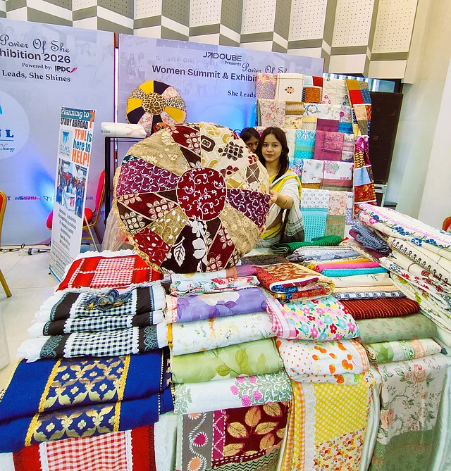 নগরনন্দিনীতে এবার প্রথমবারের মতো লঞ্চ করা হয়েছে এই রাউন্ড পিলো। আরাম করে বসার জন্য এই পণ্য হবে পারফেক্ট পছন্দ। টেবিল রানার , বেডশীটও আছে।