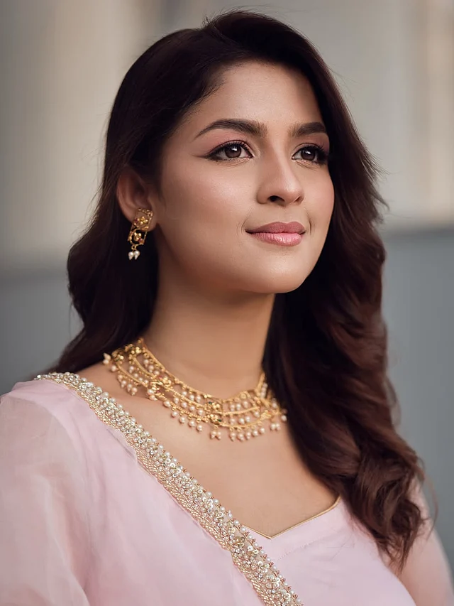 মিনিমাল সফট গ্ল্যাম অনেকটা নো মেকআপ মেকআপ লুকের দিকেই ঝুঁকেছে। হালকা অথচ উজ্জ্বল গোলাপি আইশ্যাডো আর ন্যুড গোলাপি ঠোঁট খুব মানিয়েছে সাদিয়াকে