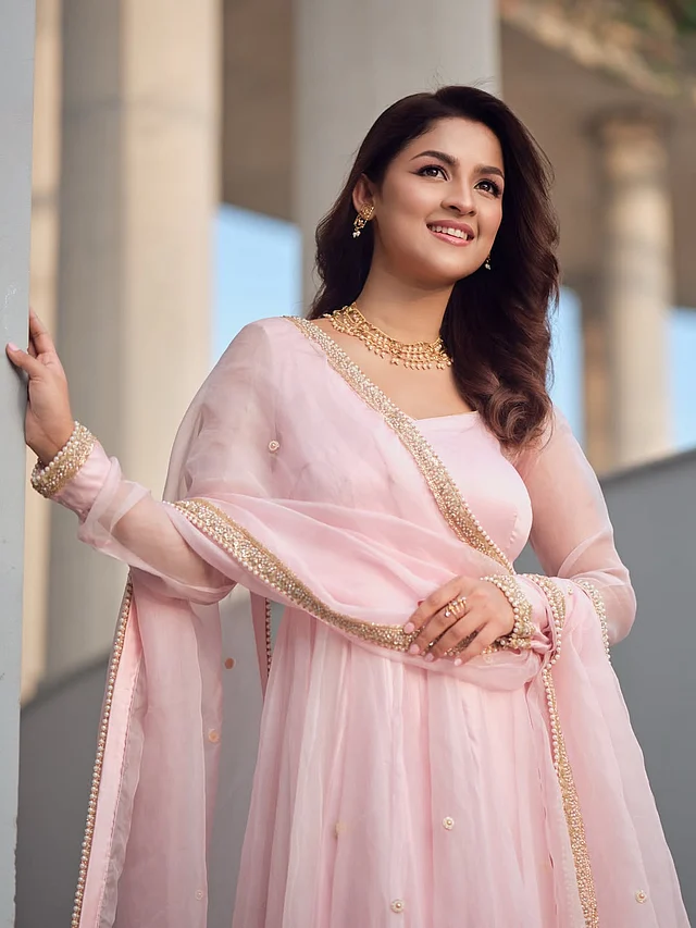 পোশাকের সঙ্গে মিলিয়ে পার্ল দেওয়া সোনালি নেকপিস ও ছোট দুল পরেছেন সাদিয়া। সঙ্গে আছে আংটি।