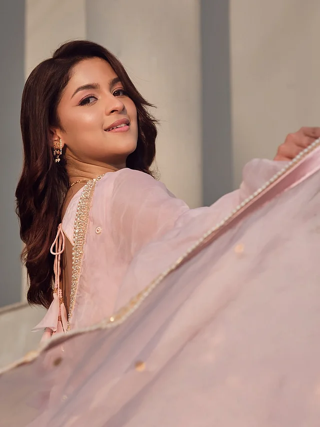 চোখে স্মোকি ভাব নেই একেবারে। টেনে দেওয়া আইলাইনারেই আছে ড্রামা। খোলা চুল আর গোলাপির আভায় আকর্ষণ ছড়াচ্ছেন সাদিয়া