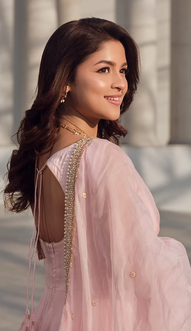 ব্যাকলেস ডিজাইন যোগ করেছে পরিমিত আবেদন