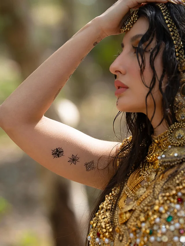 কাজলটানা চোখ ও ন্যুড লিপস দেখা যাচ্ছে