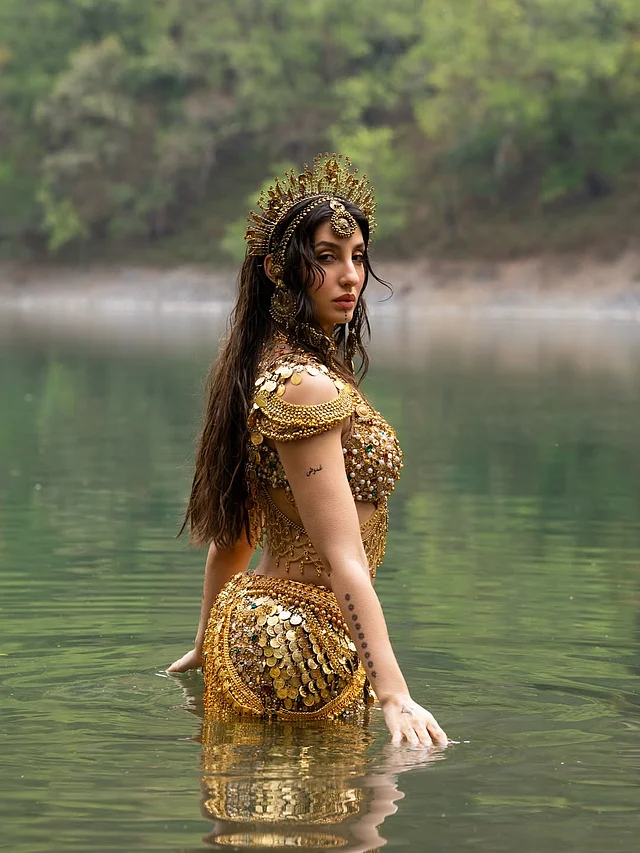 সব মিলিয়ে নোরার এই সোনাঝরা লুক বেশ ভালোই সাড়া জাগিয়েছে