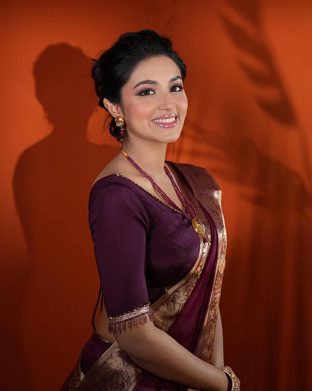 ডিপ পার্পল জরী পাড় শাড়ি পরেছেন তাসনিয়া ফারিণ