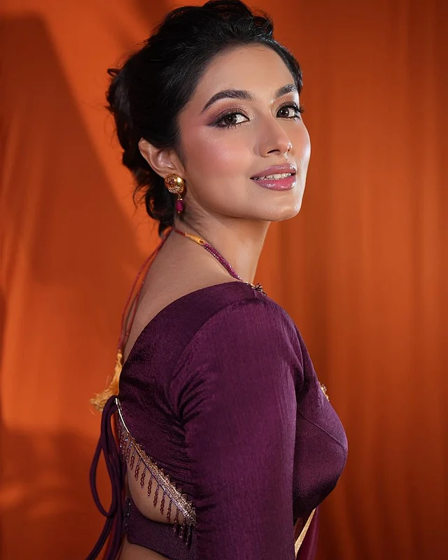 সেমি স্মোকি মভ আইশ্যাডোর চোখের সাজে নজর কাড়ছে টেনে দেওয়া আইলাইনার আর পারফেক্ট মাসকারা। ন্যুড মভ গ্লসি লিপস দারুণ মানিয়েছে।
