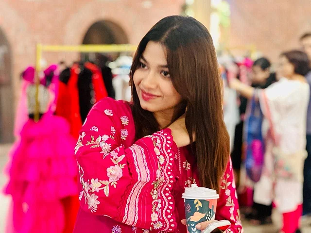 সন্ধ্যায় প্রি-লাভড জোনে আসেন অভিনেত্রী ও নৃত্যশিল্পী পারসা ইভানা