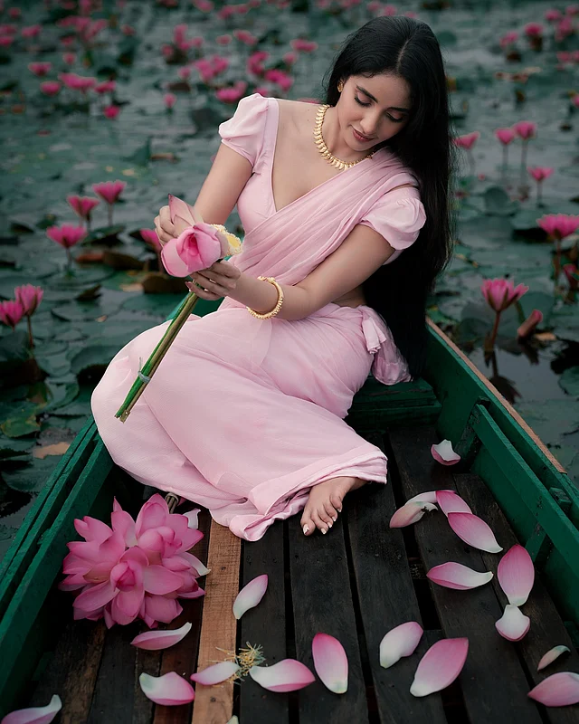 বেবি পিংক মনোক্রোম শিফন শাড়ির সঙ্গে মিতিলা পরেছেন পাফড স্লিভস ডিপনেক ব্লাউজ