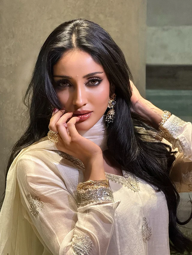 সালওয়ার কামিজের লুকে অভিজাত আমেজ