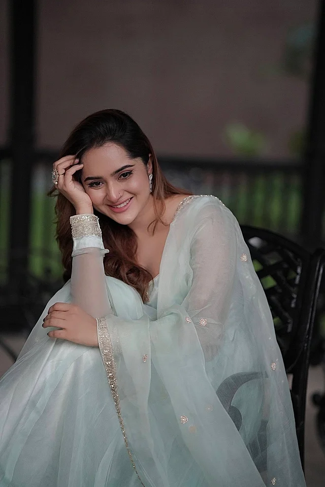 একেবারে মিনিমাল মেকওভারে ন্যুড লিপস দেখা যাচ্ছে। হাতে আছে স্টেটমেন্ট আংটি আর কানে ছোট সাদা পাথরের দুল।