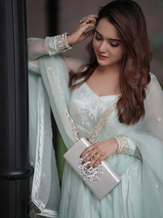 সঙ্গে খুব মানিয়েছে রূপালি ক্লাচ