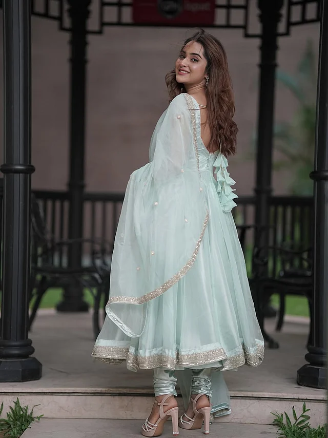 ব্যাকলেস লুকে নজর কাড়ছে একই ফেব্রিকের এক্সটেনশন। পায়ে আছে গোল্ডেন হিলস