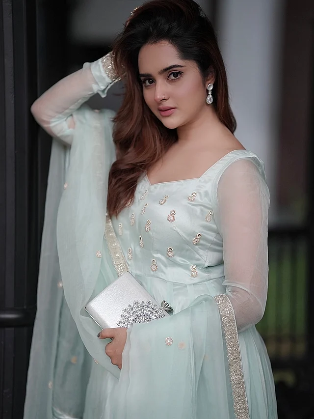 শিয়ার ফেব্রিকের আনারকলিতে লাইট গোল্ডেন বর্ডার আর বুটি