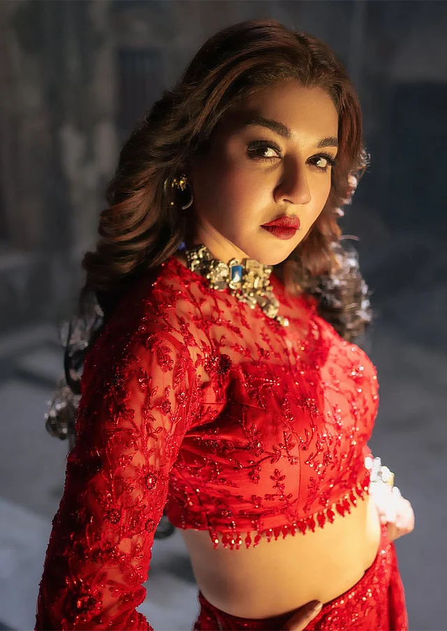সফট গ্ল্যাম ফিনিশের মেকওভারে স্মোকি ভাব নেই কাজলটানা চোখে। খোলা চুলে বাদামির আভাস আর সফট ওয়েভস