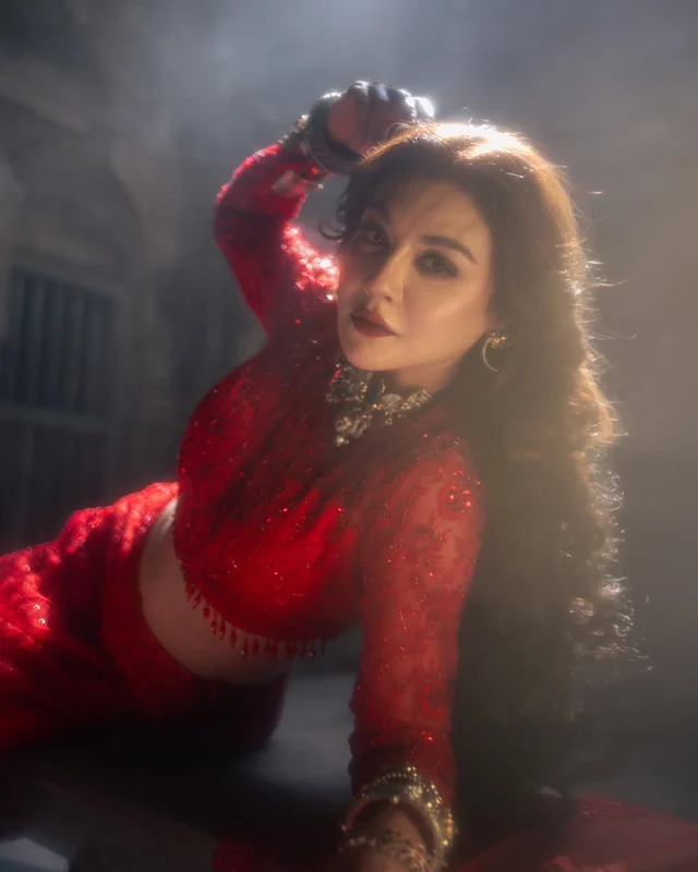 একই রঙের পাত্তি ও স্টোনের কাজ করা লাল ফুলস্লিভ টপ পরেছেন তিনি