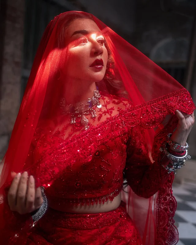 গলার চোকার দেখা যাচ্ছে। গ্লসি লাল ঠোঁটও