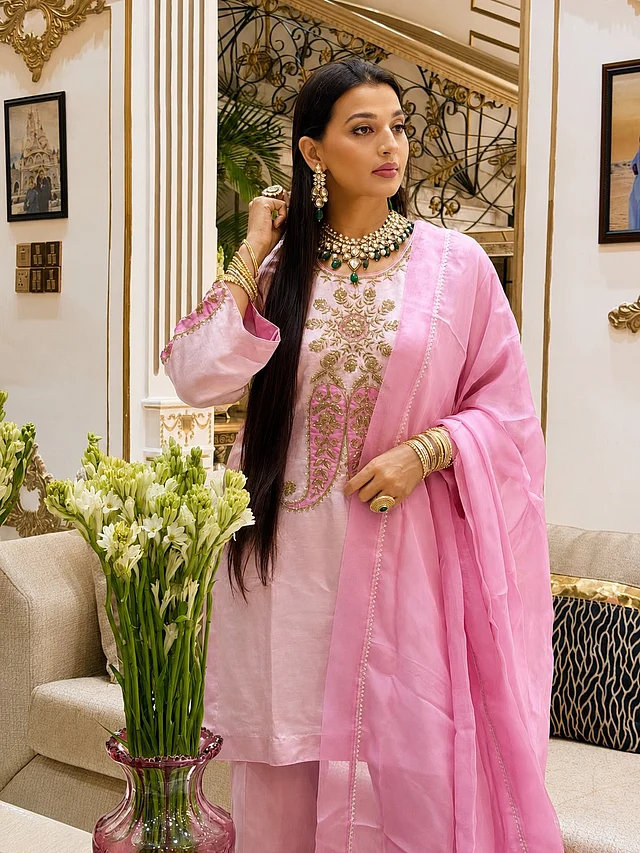 খাদিজা বর্ষাকে মোহনীয় লাগছে ব্লাশ পিংক শর্ট কামিজ-সালওয়ারে। সঙ্গে এক ঢাল লম্বা চুল আর জড়োয়া গয়না।