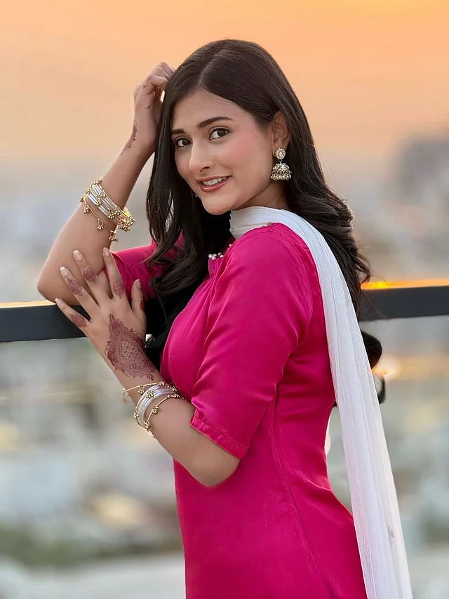 মালাইকা চৌধুরী পরেছেন হটপিংক কামিজ, সাদা ওড়না আর নজরকাড়া ঝুমকা ও কাশ্মীরি চুড়ি