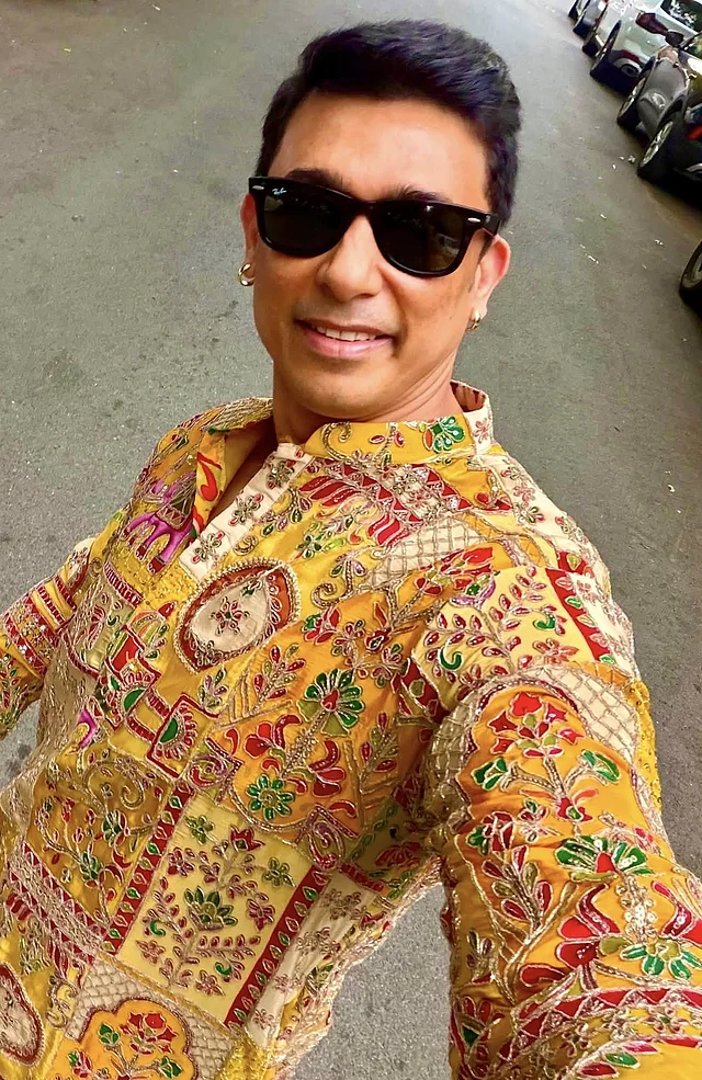 চমক জাগানো কামব্যাক দিয়ে আলোচনায় আসা জায়েদ খান নিউ ইয়র্ক সিটির রাস্তায় ঘুরে বেড়াচ্ছেন জমকালো লাল-সবুজ-সোনালি এমব্রয়ডারি করা বাসন্তী পাঞ্জাবি আর কালো শেডসে