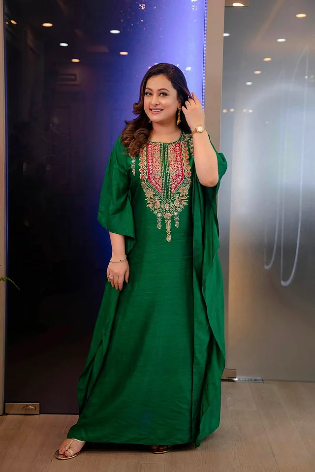 উজ্জ্বল সবুজ লং কাফতানে পূর্ণিমা। তাতে বুকের কাছে জমকালো কারুকাজ