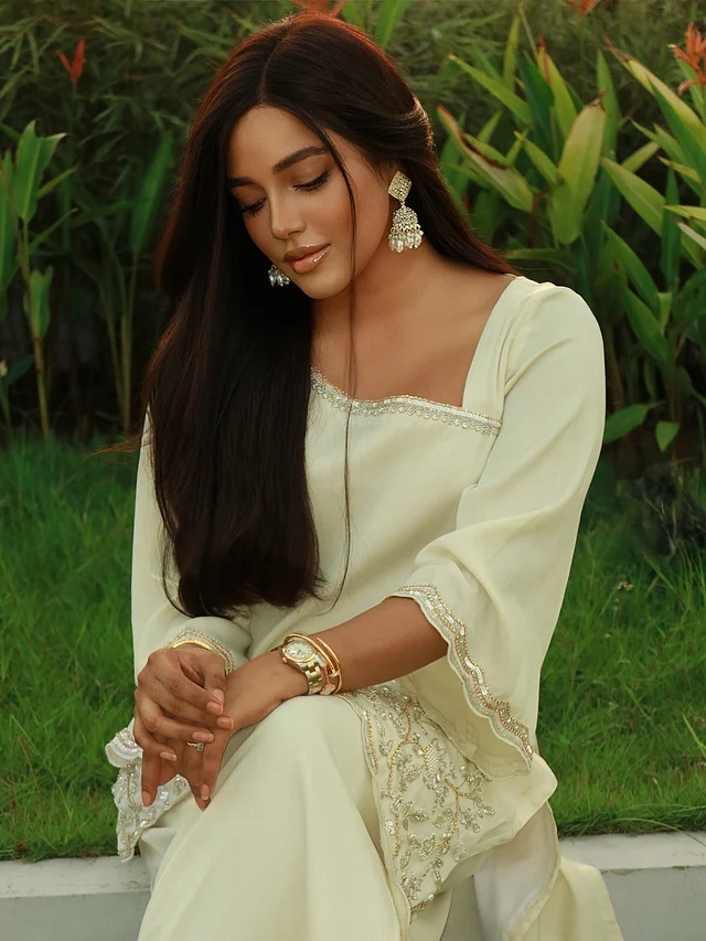 হালকা রূপালি কারুকাজ করা অফ হোয়াইট ফিউশন স্টাইল কো অর্দসের সঙ্গে সামিরা মাহি পরেছেন বড় রূপালি ঝুমকা। ন্যুড মেকওভার ও খোলা চুল আকর্ষণ বাড়াচ্ছে
