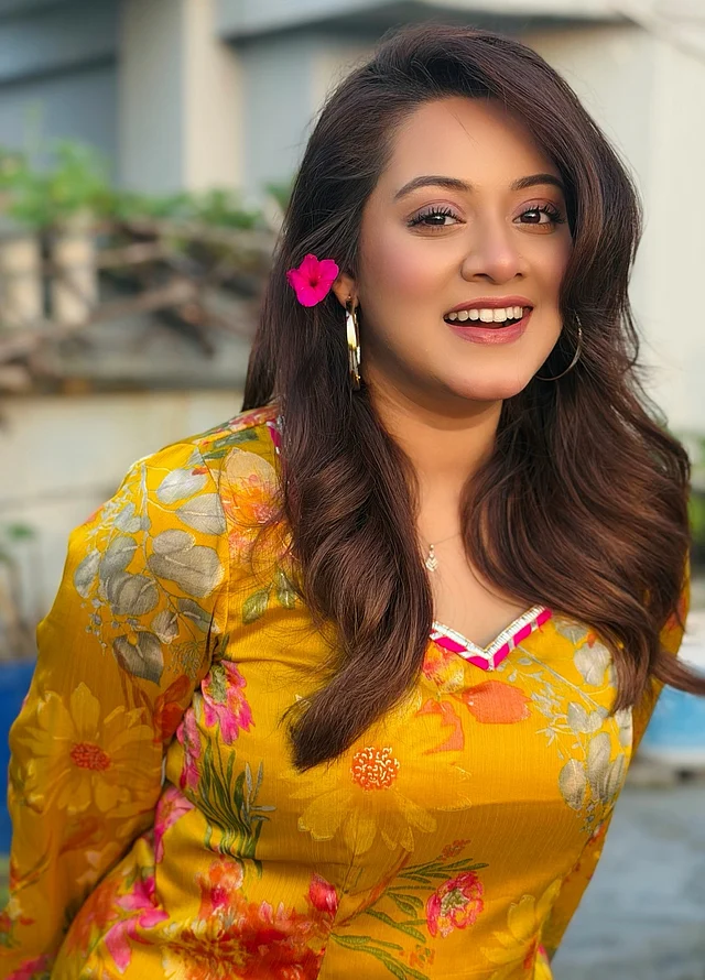 ফুলেল প্রিন্টের বাসন্তী কামিজের আকর্ষণীয় লুকে প্রার্থনা ফারদীন দীঘি, কানে গোঁজা সন্ধ্যামালতী। হুপ দুল আর হালকা মেকওভারে মিষ্টি হাসি।