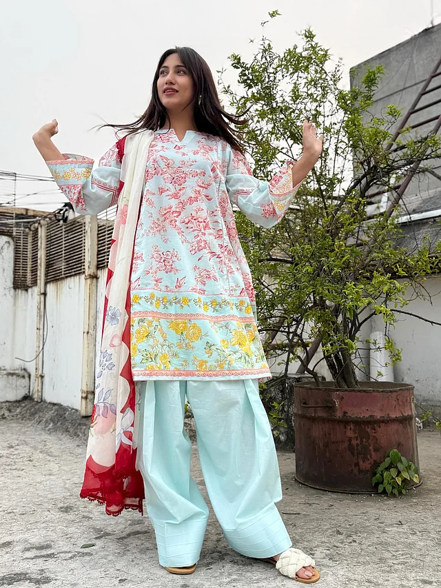 সম্প্রতি ফারসি সালোয়ার আর ছোট কামিজের সাজ তাঁর খুব পছন্দের