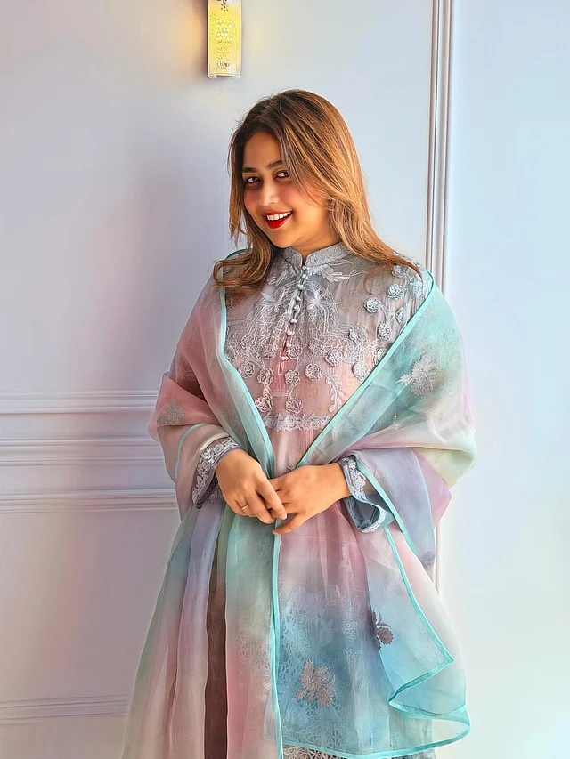 অপূর্ব সুন্দর প্যাস্টেল আকাশি-গোলাপি-ল্যাভেন্ডার অমব্রে সালওয়ার কামিজে একেবারে মেকআপ ছাড়া আশনা হাবিব ভাবনাকে কী সুন্দরই না লাগছে!