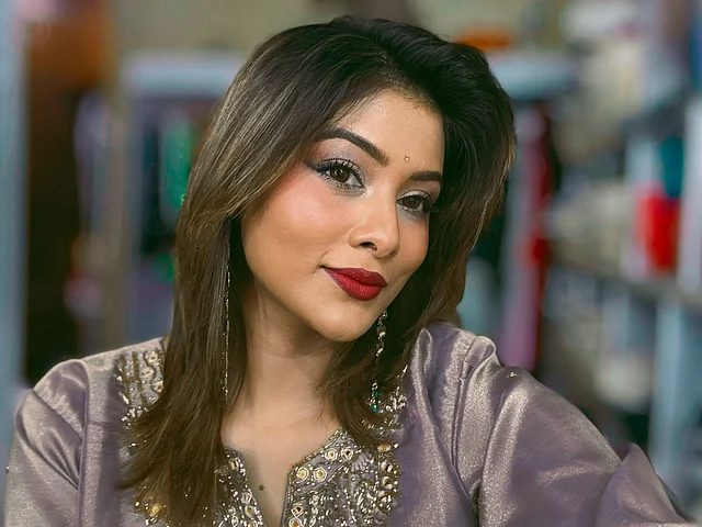 মেটালিক সিল্ভার ফেব্রিকের সালওয়ার কামিজের সঙ্গে ম্যাচিং আই মেকআপে টানা আইলাইনার আর অ্যানিমে স্টাইল ট্রেন্ডি মাসকারা দেখা যাচ্ছে মুমতাহিনা টয়ার লুকে। সেই সঙ্গে আছে ভরাট রেড লিপস