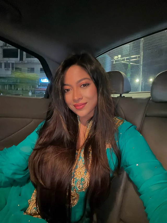 টিলরঙা কামিজে সোনালি কারুকাজ। হালকা মেকওভার আর খোলা চুলে জেফার