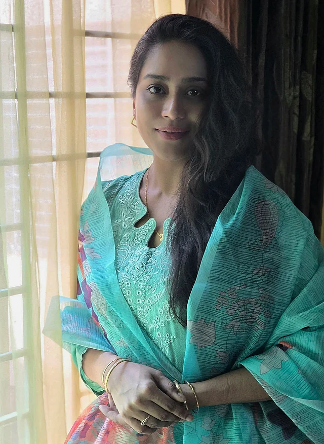 জাকিয়া বারী মমকে দেখা যাচ্ছে আকাশ-নীল সালওয়ার কামিজের স্নিগ্ধ লুকে