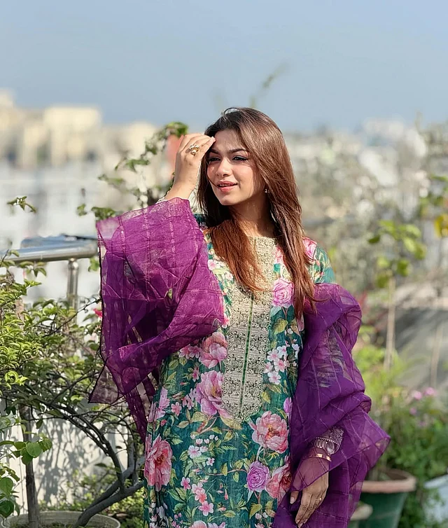 ফুলেল প্রিন্টের সি গ্রিন কামিজের সঙ্গে বেগুনি ওড়নায় পারসা ইভানা