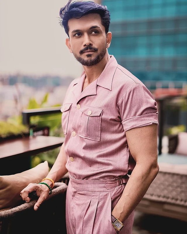 বহুদিন পরে এমন স্টাইলিশ রেট্রো সাফারি স্যুটে দেখা গেল কাউকে