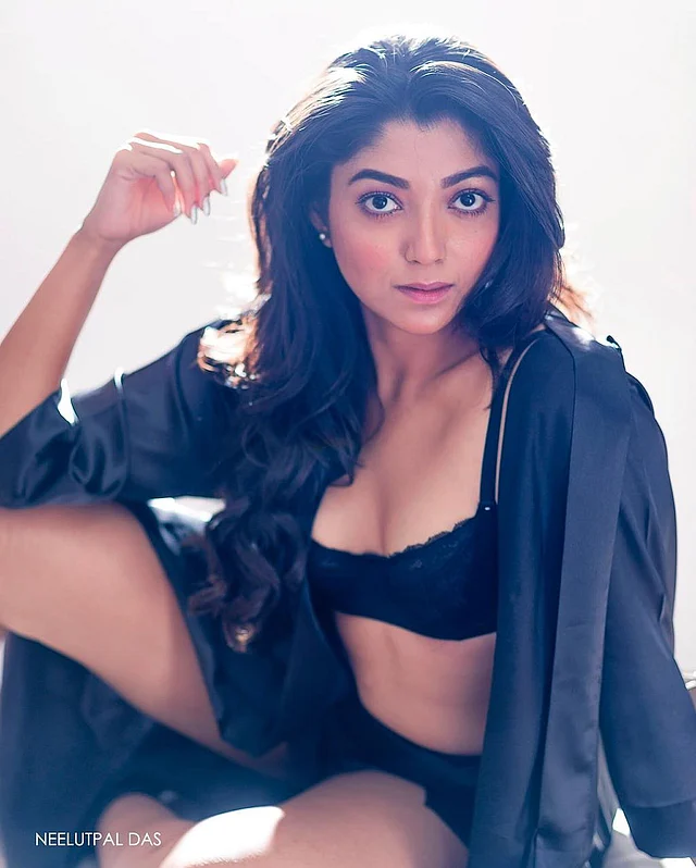 কালো ব্রা-লেট এবং সিল্ক শ্রাগের বোল্ড লুকে আবেদন কাড়ছেন অভিনেত্রী