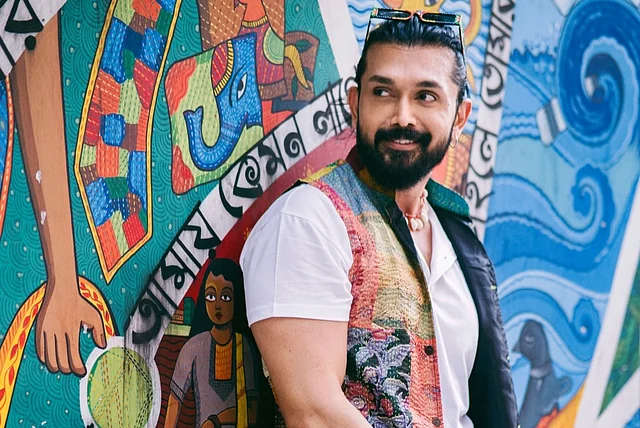 ফুল বিয়ার্ডেড লুক আর টেনে বাঁধা চুলে অত্যন্ত স্টাইলিশ লাগছে শুভকে