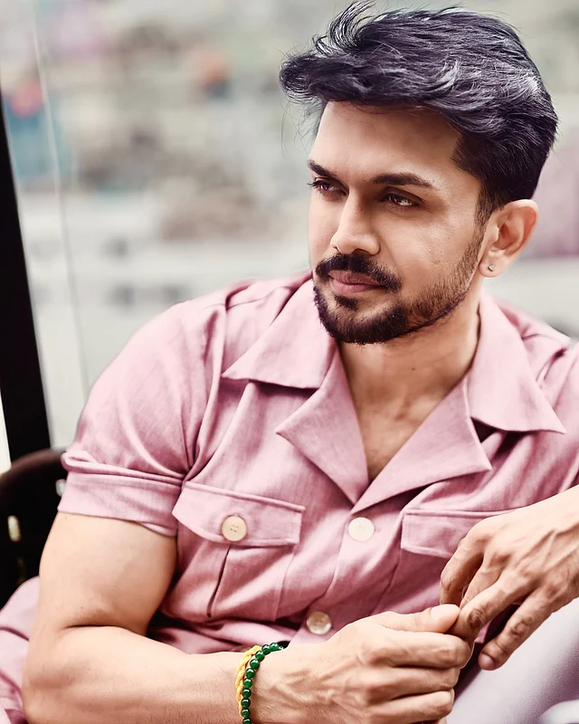 মভ স্যুটে দারুণ মানিয়েছে তাঁকে