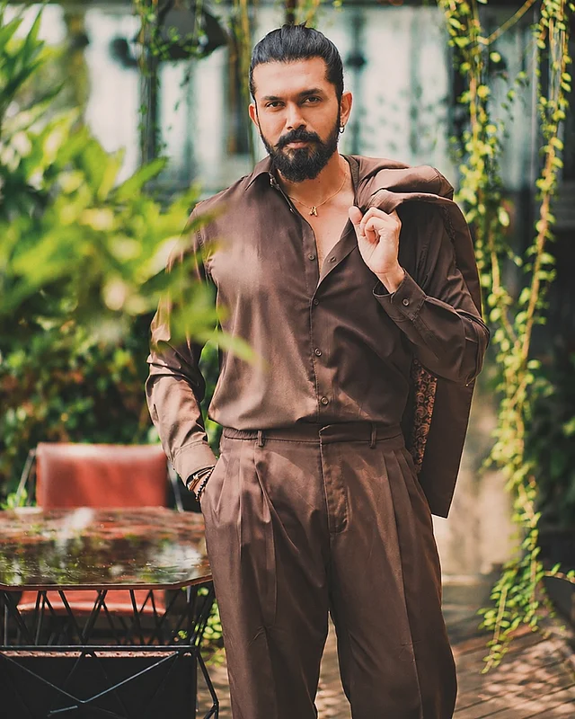 কফিরঙা শার্ট আনবাটন করা। সঙ্গে ম্যাচিং স্যুট