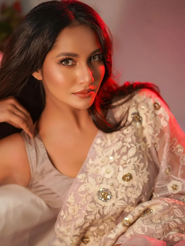 মেকআপ ছাড়া থাকতেই পছন্দ করেন