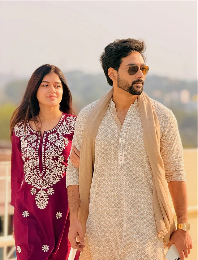 অভিনেতা দেবমাল্য চক্রবর্তী দীর্ঘদিনের বন্ধু টালিউড সুন্দরী মধুমিতা সরকারের। তাঁরই হাত ধরেছেন এই অভিনেত্রী