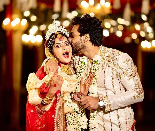 সৌরভ চক্রবর্তীর সঙ্গে বিচ্ছেদের পর এক সাড়া জাগানো বাঙালি বিয়ের অনুষ্ঠানে দুই হাত এক হয় দেবমাল্য-মধুমিতার
