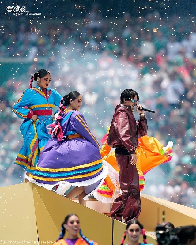 ল্যাটিন সংগীত তারকা ড্যানি ওশান স্টেজে এসেছেন মেরুন ফো লেদারের হিপহপ লুকে।