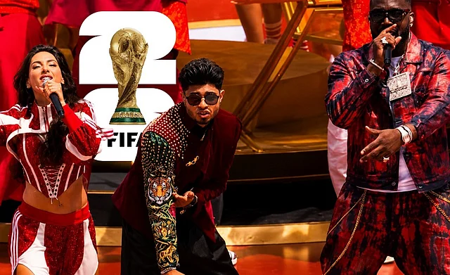 নোরা ও ভেজিড্রিমের সঙ্গে পারফর্ম করতে করতেই এভাবে নিজের জ্যাকেটের স্লিভ ফ্লন্ট করেন তিনি