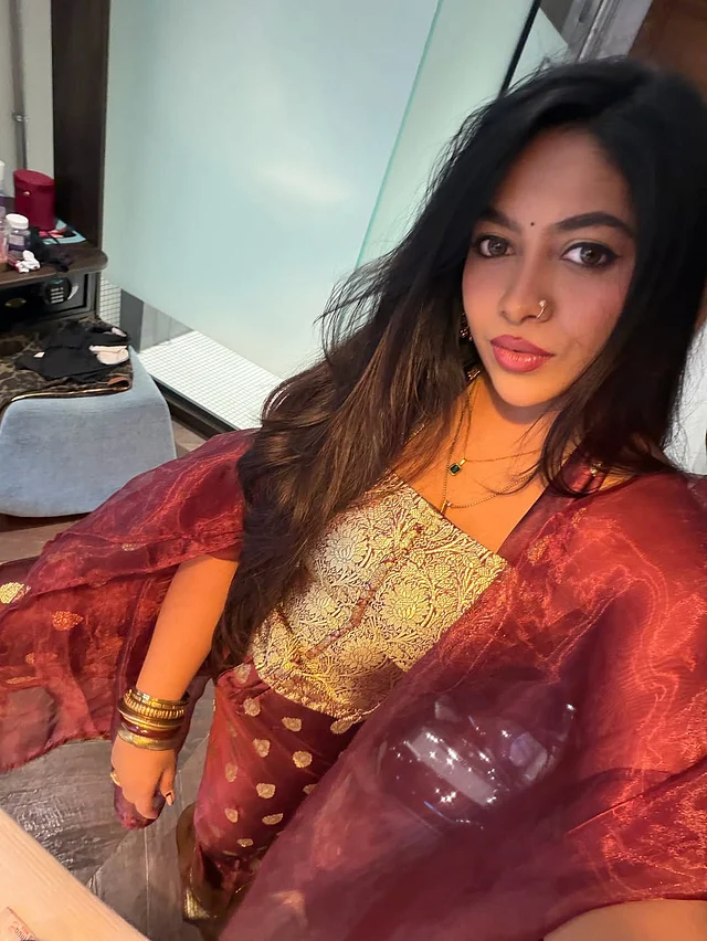 সবসময়ের মতো খোলা চুলেই চার্ম ছড়াচ্ছেন জেফার