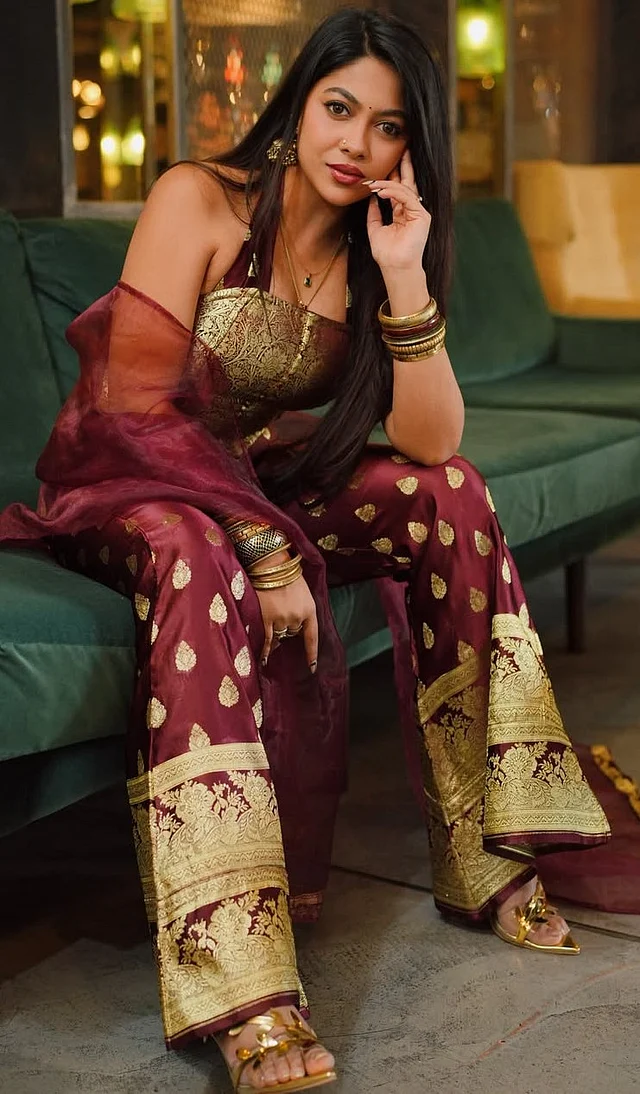 চওড়া পাড় ও বুটির সমন্বয়ে বেল বটম প্যান্ট নজর কাড়ছে। সঙ্গে আছে মানানসই সোনালি হিলস