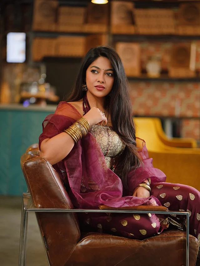চমৎকার ফিটিং করসেটটির, আর সঙ্গে লেয়ারিং থাকায় অভিজাত আমেজ এসেছে পুরো লুকে।