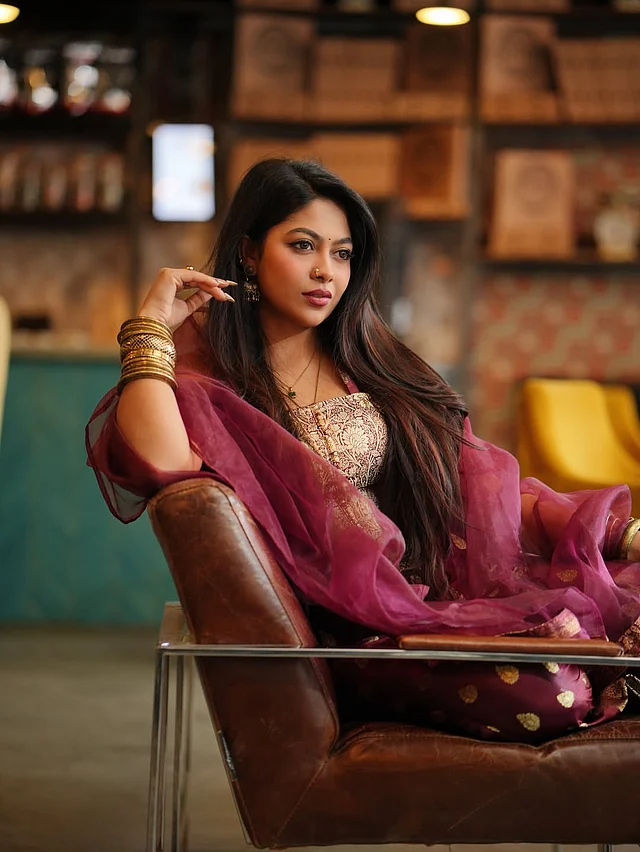 হাতভর্তি অ্যান্টিক ফিনিশের চুড়ি ও বালা, হালকা মেকওভার, ম্যাট ম্যাচিং লিপলা;আর আর ছোট কালো টিপের সঙ্গে নজর কাড়ছে বিন্দুর মতো ছোট নোজপিন।