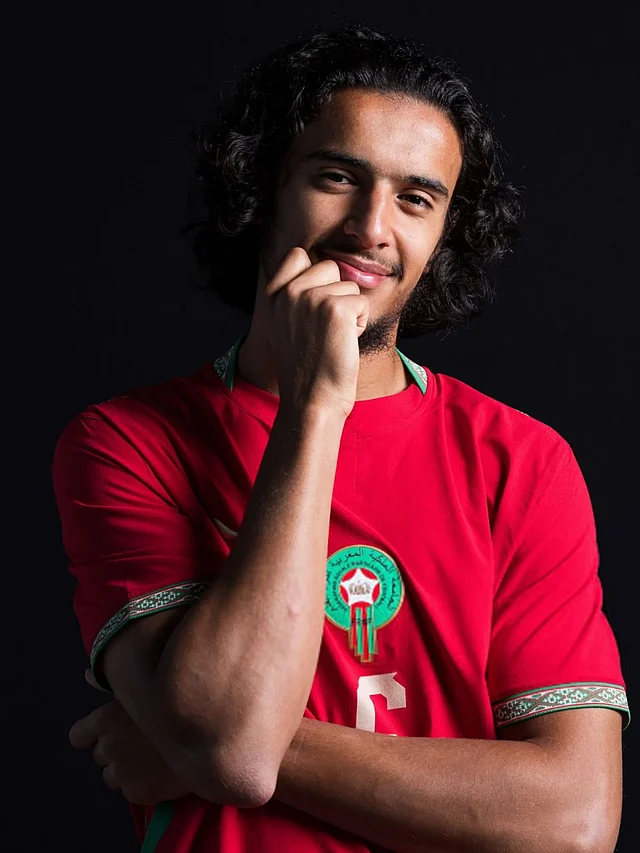 হালকা দাড়িগোঁফে খুব মানায় এই মায়া মায়া চেহারার ফুটবলারকে